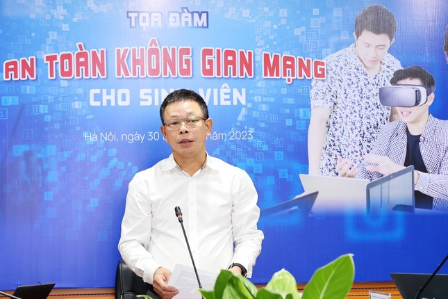Nhà báo Phùng Công Sưởng - Phó tổng biên tập Báo Tiền Phong phát biểu tại Tọa đàm. Nhà báo Phùng Công Sưởng - Phó tổng biên tập Báo Tiền Phong phát biểu tại Tọa đàm.