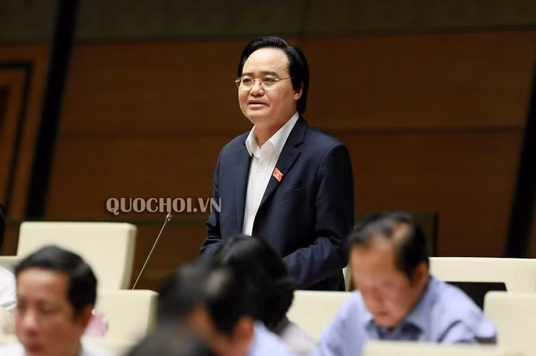 Bộ trưởng Bộ GD&ĐT Phùng Xuân Nhạ tham gia trả lời một số nội dung liên quan tại phiên chất vấn.