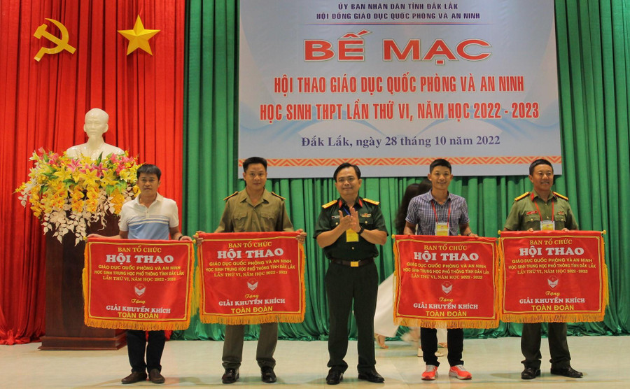 Ban tổ chức trao Cờ toàn đoàn cho các đơn vị đạt giải Khuyến khích. Ban tổ chức trao Cờ toàn đoàn cho các đơn vị đạt giải Khuyến khích.