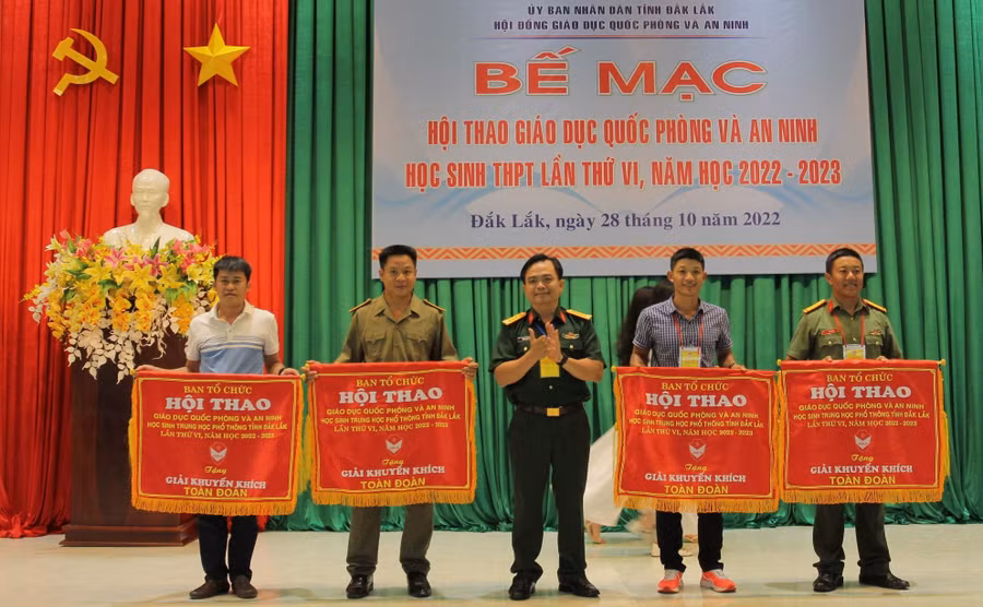 Ban tổ chức trao Cờ toàn đoàn cho các đơn vị đạt giải Khuyến khích.