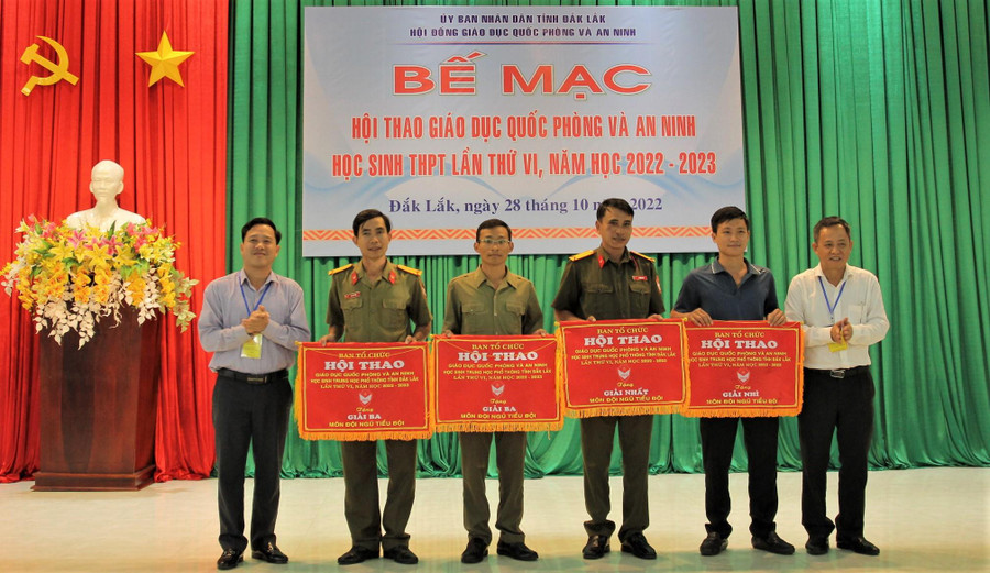 Ban tổ chức tặng Cờ đồng đội cho các tập thể đạt giải Nhất, Nhì, Ba. Ban tổ chức tặng Cờ đồng đội cho các tập thể đạt giải Nhất, Nhì, Ba.