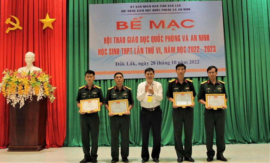 Ban tổ chức tặng Giấy khen cho 4 cá nhân hoàn thành xuất sắc nhiệm vụ trong công tác tổ chức Hội thao. Ban tổ chức tặng Giấy khen cho 4 cá nhân hoàn thành xuất sắc nhiệm vụ trong công tác tổ chức Hội thao.