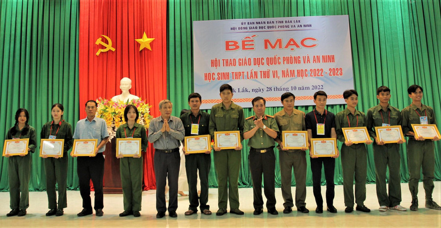 Ban tổ chức trao Giấy khen cho các vận động viên đạt thành tích xuất sắc tại Hội thao. Ban tổ chức trao Giấy khen cho các vận động viên đạt thành tích xuất sắc tại Hội thao.