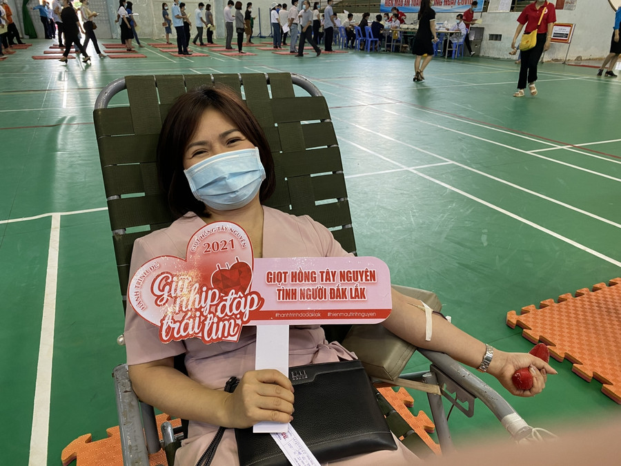 Bà Ngô Nữ Mai Hương, Phó Chánh Văn phòng Sở GD&ĐT Đắk Lắk một thành viên tích cực trong các đợt hiến máu tình nguyện do Công đoàn ngành GD tỉnh phát động. Bà Ngô Nữ Mai Hương, Phó Chánh Văn phòng Sở GD&ĐT Đắk Lắk một thành viên tích cực trong các đợt hiến máu tình nguyện do Công đoàn ngành GD tỉnh phát động.
