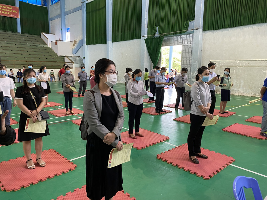 Người tham gia hiến máu xếp hàng nghiêm túc chờ tới lượt để được hiến máu. Người tham gia hiến máu xếp hàng nghiêm túc chờ tới lượt để được hiến máu.