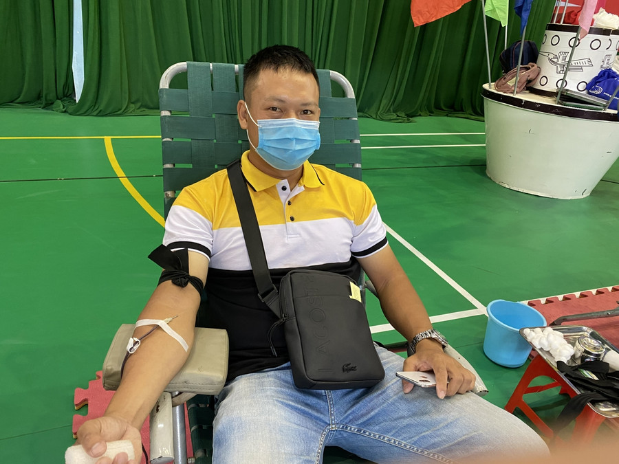 Phóng viên Lâm Thành, Đài PTTH Đắk Lắk, người đã có hơn 10 lần tham gia hiến máu tình nguyện. Phóng viên Lâm Thành, Đài PTTH Đắk Lắk, người đã có hơn 10 lần tham gia hiến máu tình nguyện.