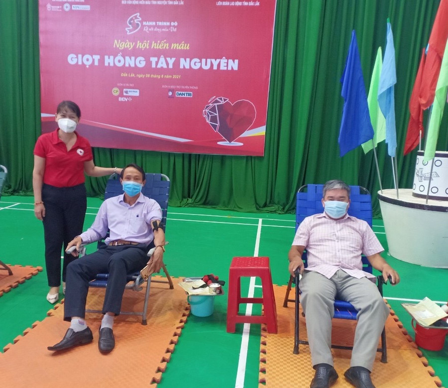 Đội ngũ CBCCVC-NLĐ ngành GD tham gia hiến máu tình nguyện. Đội ngũ CBCCVC-NLĐ ngành GD tham gia hiến máu tình nguyện.