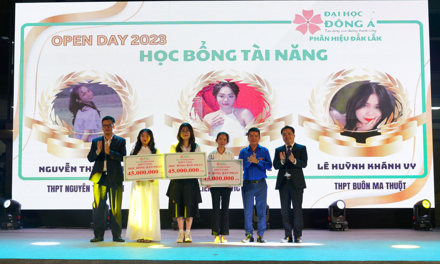 Ban tổ chức trao học bổng tài năng bán phần (trị giá 50% học phí toàn khoá học) cho học sinh đạt kết quả cao trong học tập bậc THPT (ảnh: TT). Ban tổ chức trao học bổng tài năng bán phần (trị giá 50% học phí toàn khoá học) cho học sinh đạt kết quả cao trong học tập bậc THPT (ảnh: TT).