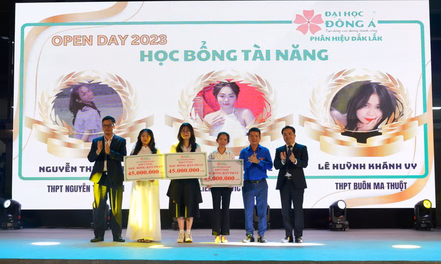 Ban tổ chức trao học bổng tài năng bán phần (trị giá 50% học phí toàn khoá học) cho học sinh đạt kết quả cao trong học tập bậc THPT (ảnh: TT).