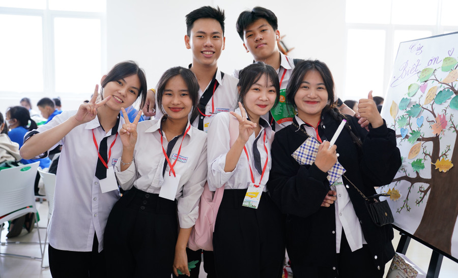 Các em học sinh đến từ huyện biên giới Buôn Đôn hào hứng với Chương trình đồng hành cùng sĩ tử năm 2023 (ảnh: TT). Các em học sinh đến từ huyện biên giới Buôn Đôn hào hứng với Chương trình đồng hành cùng sĩ tử năm 2023 (ảnh: TT).