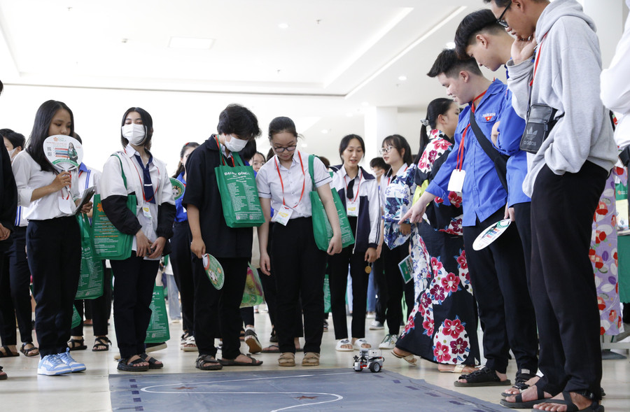 Rất nhiều hoạt động khởi động thu hút sự tham gia của các em học sinh THPT (ảnh: TT). Rất nhiều hoạt động khởi động thu hút sự tham gia của các em học sinh THPT (ảnh: TT).