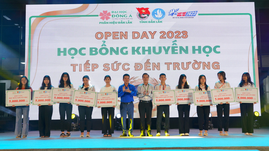 Ban tổ chức trao học bổng khuyến học trị giá 5 triệu đồng/ 1 suất cho đại diện học sinh các trường THPT tại Đắk Lắk (ảnh: TT). Ban tổ chức trao học bổng khuyến học trị giá 5 triệu đồng/ 1 suất cho đại diện học sinh các trường THPT tại Đắk Lắk (ảnh: TT).