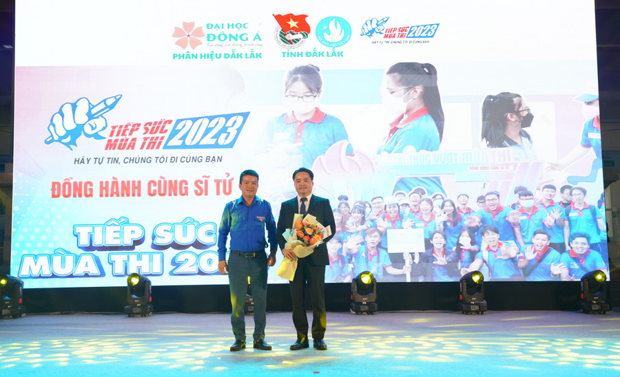 Ban tổ chức tặng hoa cảm ơn đơn vị đồng hành (ảnh: TT). Ban tổ chức tặng hoa cảm ơn đơn vị đồng hành (ảnh: TT).