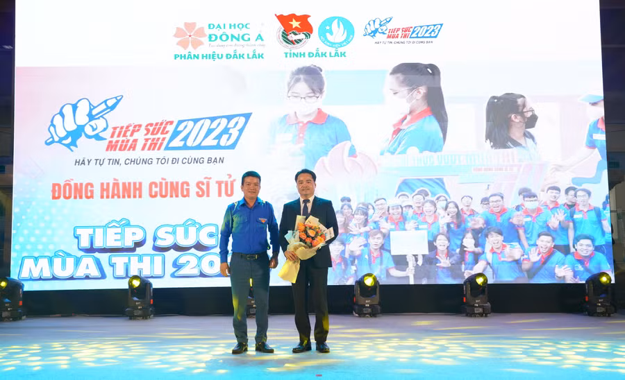 Ban tổ chức tặng hoa cảm ơn đơn vị đồng hành (ảnh: TT).