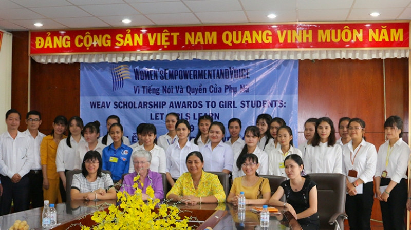 Các SV nữ Trường ĐH TRà Vinh nhận học bổng WEAV Các SV nữ Trường ĐH TRà Vinh nhận học bổng WEAV