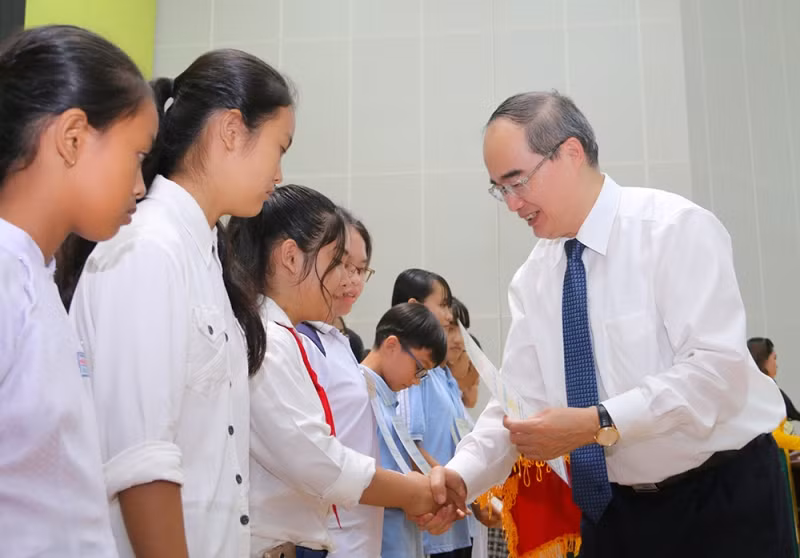 Bí thư Thành uỷ TPHCM Nguyễn Thiện Nhân trao học bổng ông bà GS Nguyễn Thiện Thành cho SV ĐH Trà Vinh