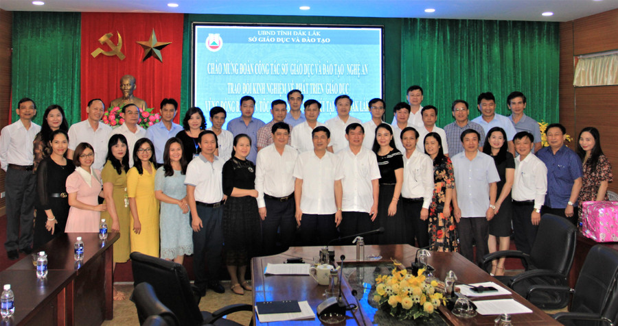 Các đại biểu của ngành GD&ĐT Đắk Lắk - Nghệ An chụp ảnh lưu niệm.