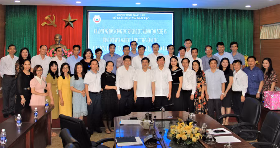 Các đại biểu của ngành GD&ĐT Đắk Lắk - Nghệ An chụp ảnh lưu niệm.