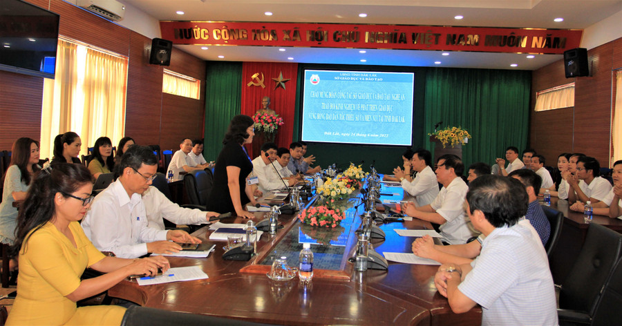 Các đại biểu của ngành GD&ĐT Đắk Lắk - Nghệ An trao đổi kinh nghiệm về phát triển giáo dục vùng đồng bào DTTS và miền núi.