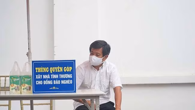 Để tiếp nhận sự ủng hộ của người dân thủ đô, ông Đoàn Ngọc Hải đã chuẩn bị một thùng quyên góp với nội dung xây nhà tình thương cho đồng bào nghèo.