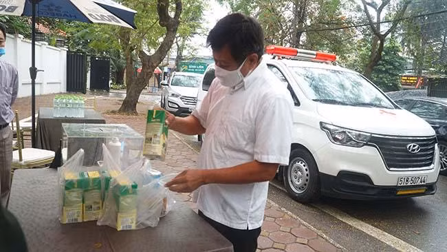 Số tiền quyên góp sẽ được kiểm đếm, lập biên bản và giao cho một người khác trao cho từng địa phương. Bản thân ông Hải chỉ là người chứng kiến.