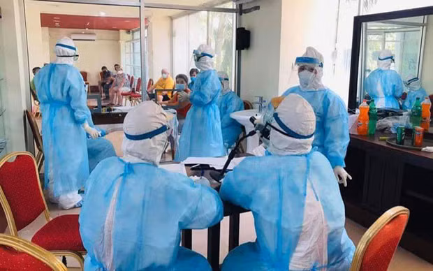 Các bác sĩ Campuchia xét nghiệm Covid-19. Ảnh: Bộ Y tế Campuchia.