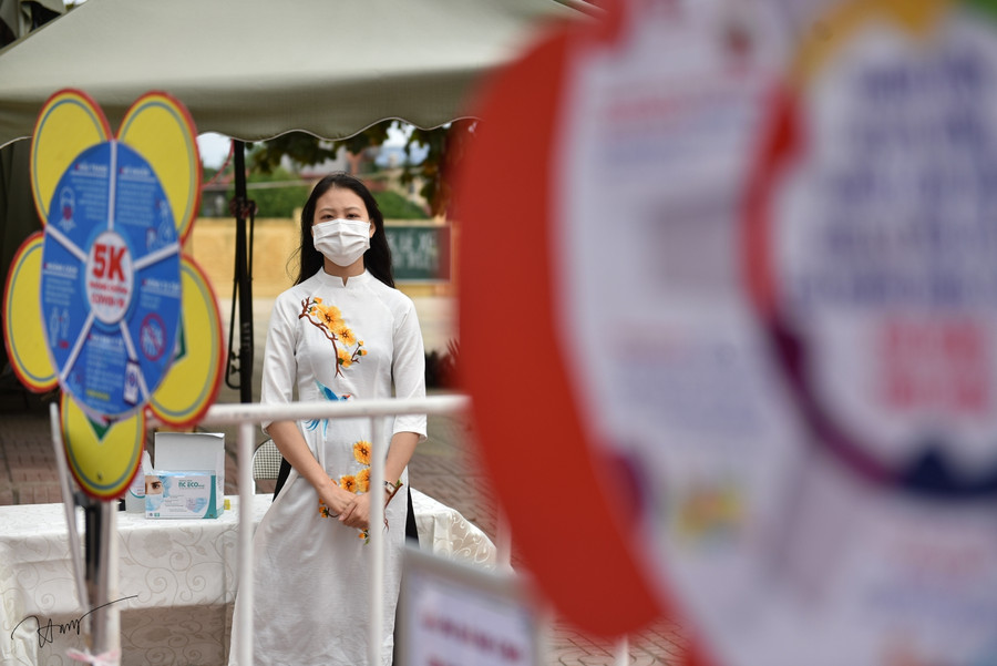 Khi đến khu vực cổng trường, học sinh được phân làm hai luồng đi vào khu vực gửi xe và các lớp học, mỗi làn được bố trí 1 GV hoặc nhân viên để hướng dẫn học sinh thực hiện đúng quy định phòng chống dịch bệnh Covid-19 khi đến trường. Khi đến khu vực cổng trường, học sinh được phân làm hai luồng đi vào khu vực gửi xe và các lớp học, mỗi làn được bố trí 1 GV hoặc nhân viên để hướng dẫn học sinh thực hiện đúng quy định phòng chống dịch bệnh Covid-19 khi đến trường.