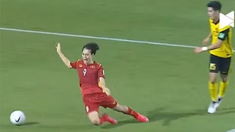 CĐV Malaysia cho rằng Văn Toàn đã ngã giả vờ để kiếm 11m