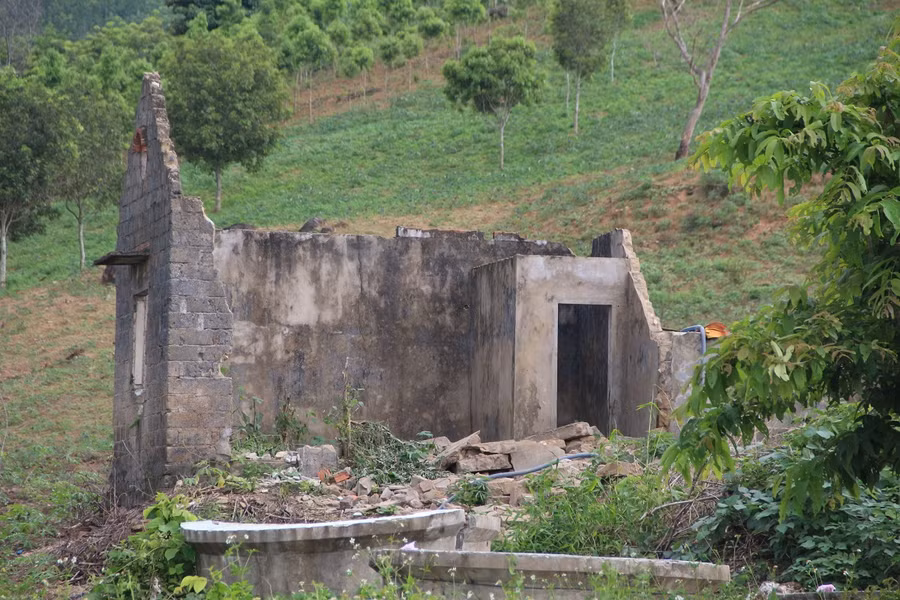 Hàng loạt nhà nghỉ dưỡng bị tháo mái, tường hư hỏng, vỡ nát.