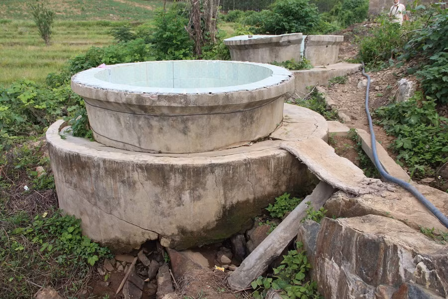 Khu vực bồn tắm bị xuống cấp, hư hỏng.