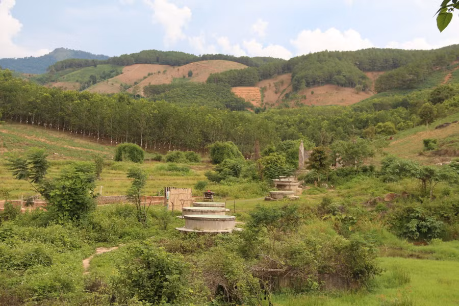 Sau 15 năm, dự án khu du lịch suối nước nóng Đăk Tô bị bỏ hoang, xập xệ với cây cỏ mọc um tùm