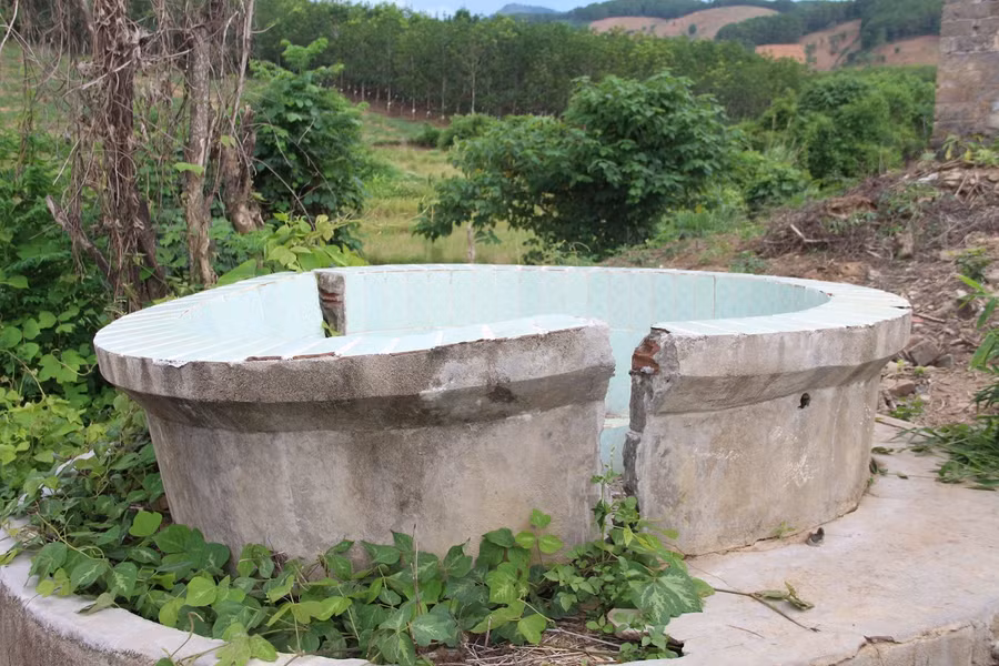 Một số bồn tắm bị nứt toác.