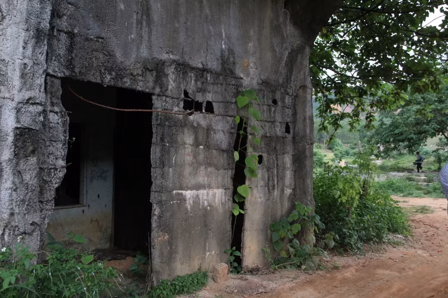 Sau hàng chục năm, không được quản lý, đầu tư nên các công trình dở dang cũng như cả khu vực này hư hỏng, xuống cấp nghiêm trọng. Khu vực nhà chờ, phòng vé vỡ nát, sập xệ hoang phế.