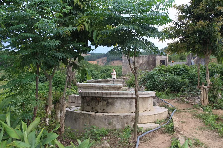 Nhận thấy tiềm năng lớn từ suối nước nóng, hiện nay UBND huyện Đăk Tô vẫn đang tiếp tục kêu gọi các nhà đầu tư đến với vùng đất này với mong muốn có thể phát triển nơi đây thành du lịch nghỉ dưỡng và chế biến nước khoáng. Nhưng việc để hoang phế nguồn tài nguyên du lịch trong một thời gian dài như vừa qua, là điều cần rút kinh nghiệm trong việc lựa chọn đối tác đến với suối nước nóng Đăk Tô