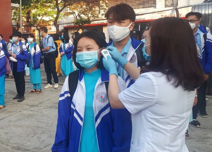 Thời gian còn đến trường, học sinh Gia Lai được đo thân nhiệt, sát khuẩn trước khi vào lớp.