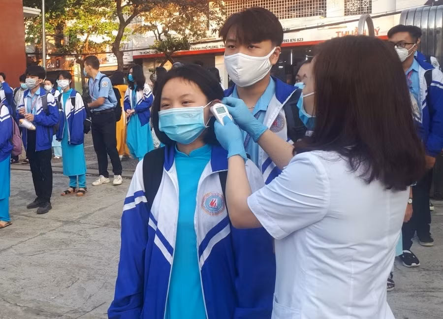Thời gian còn đến trường, học sinh Gia Lai được đo thân nhiệt, sát khuẩn trước khi vào lớp.