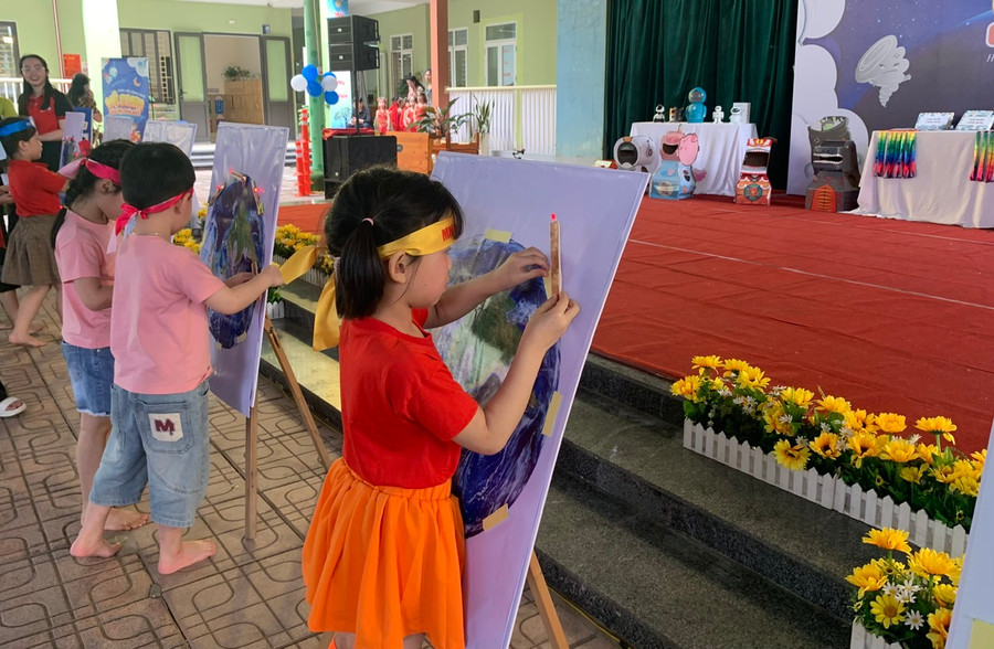 Các bạn nhỏ cùng chung tay để thắp sáng Trái Đất trở nên lấp lánh và bừng sáng hơn bao giờ hết. Các bạn nhỏ cùng chung tay để thắp sáng Trái Đất trở nên lấp lánh và bừng sáng hơn bao giờ hết.