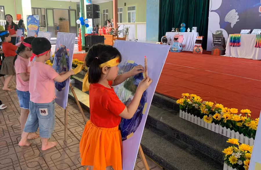 Các bạn nhỏ cùng chung tay để thắp sáng Trái Đất trở nên lấp lánh và bừng sáng hơn bao giờ hết.