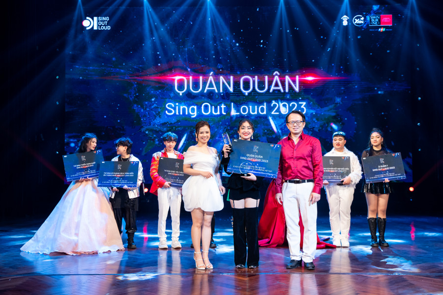 Khép lại đêm chung kết, Trịnh Nguyễn Hồng Minh - học sinh trường THCS và THPT Nguyễn Khuyến (Đà Nẵng) đã chinh phục hoàn toàn Ban Giám Khảo và khán giả để trở thành Quán Quân Sing Out Loud mùa hai. Khép lại đêm chung kết, Trịnh Nguyễn Hồng Minh - học sinh trường THCS và THPT Nguyễn Khuyến (Đà Nẵng) đã chinh phục hoàn toàn Ban Giám Khảo và khán giả để trở thành Quán Quân Sing Out Loud mùa hai.