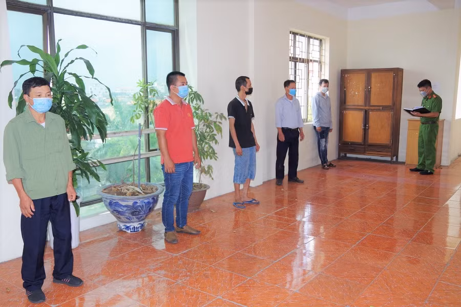 Nhóm đối tượng có hành vi phạm tội tại cơ quan chức năng. Ảnh: Công an Hải Dương.