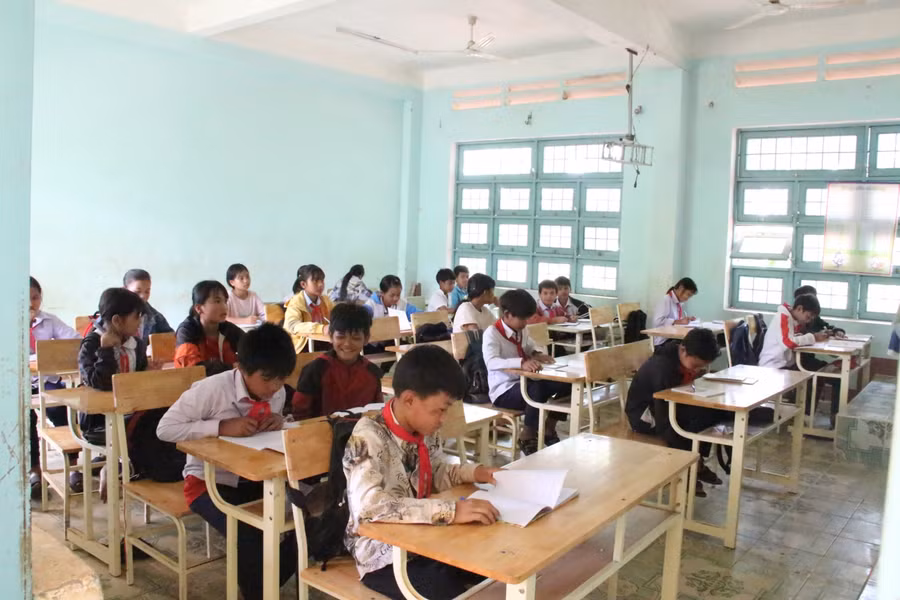 Việc mua SGK là vấn đề nan giải với nhiều gia đình học sinh.