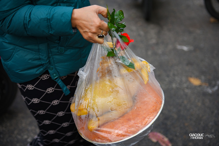 Không chỉ có gà cúng, tại khu chợ này còn bán gần như tất cả những món phục vụ cho mâm cúng.