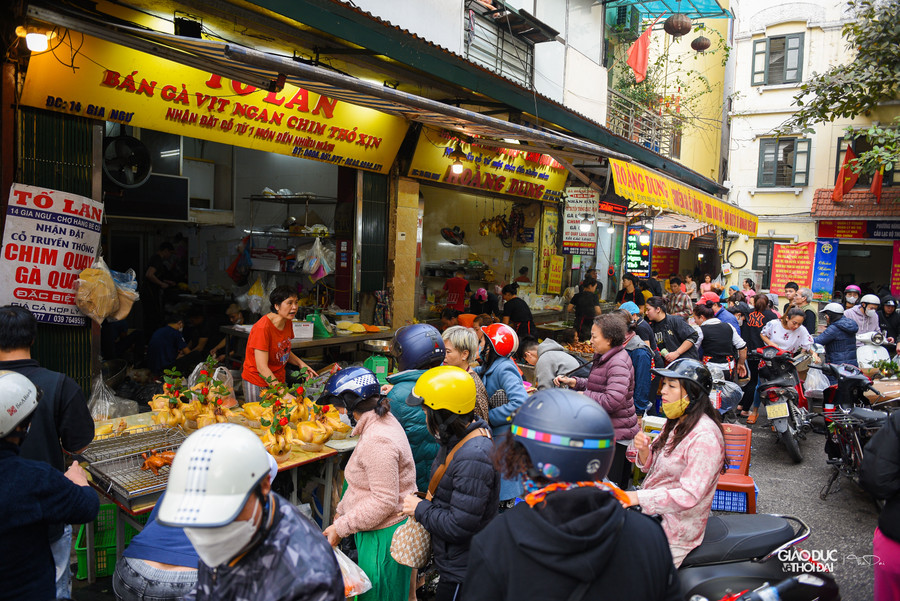 Trong sáng ngày 23 tháng Chạp rất đông người dân đợi đến lượt để vào mua &quot; gà ngậm hoa hồng&quot;.