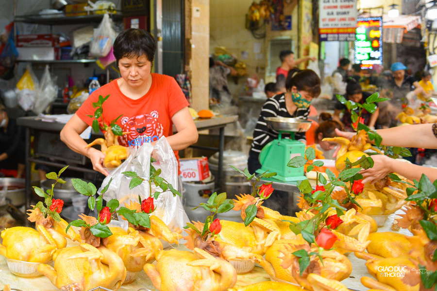 Đã từ rất lâu, khu &quot;chợ nhà giàu&quot; đã trở thành một nơi quen thuộc cho nhiều người lựa chọn mua đồ chế biến sẵn để bày mâm cỗ thắp hương.
