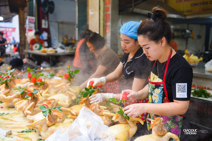 Gà cúng ông Công ông Táo vừa luộc xong còn bốc khói sẽ được bày ra sạp hàng để bắt đầu khâu trang trí, tạo &quot;điểm nhấn&quot;.