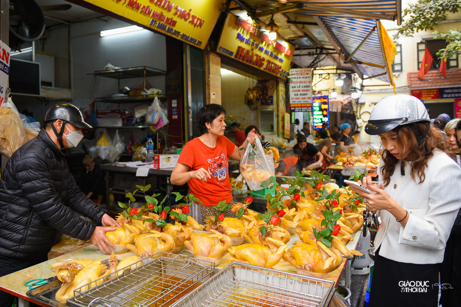 Sáng ngày 25/1 (23 tháng Chạp), rất đông người dân Thủ đô đã đổ về chợ Hàng Bè mua &quot;gà ngậm hoa hồng&quot; để cúng ông Công, ông Táo.
