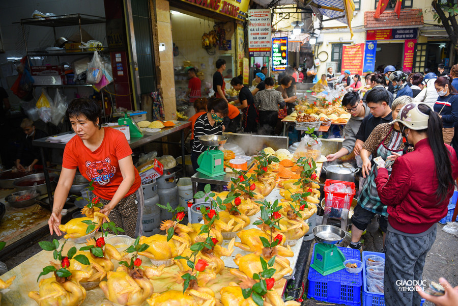 Trong ngày 23 tháng Chạp, số lượng bán &quot;gà ngậm hoa hồng&quot; có thể tăng gấp 10 lần so với ngày thường.