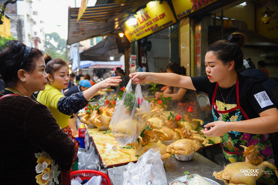 Những chú gà được tạo hình sao cho đẹp mắt, màu da, hình dáng đều phải thật chuẩn.