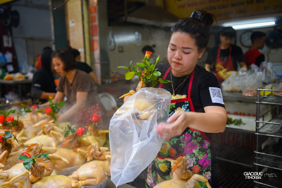 Loại hoa hồng được chọn phải tươi, mua từ sáng sớm với giá 10.000 đồng/bông.