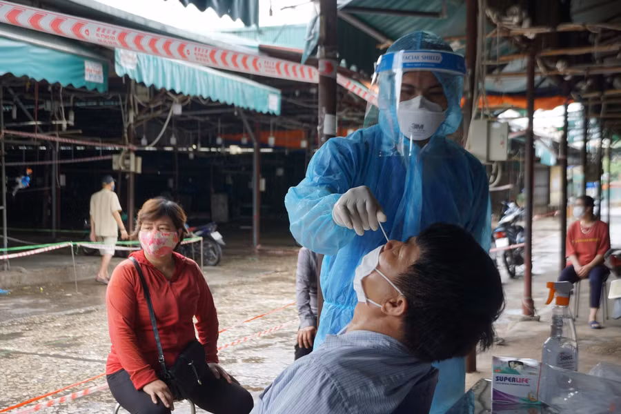 Hình ảnh tiểu thương chợ Phùng Khoang (Hà Nội) đội mưa chờ xét nghiệm Covid-19 ảnh 8